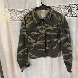 Sadie and Sage Woman’s Boxy Short Button Up Cameo Jacket Green/Tan Size M
